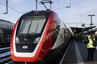 Le trafic voyageurs international reste un défi. Certains trains arrivent avec des retards en Suisse, en particulier en provenance de l'Allemagne, ce qui a des répercussions sur la ponctualité ici. Afin d'y remédier, les CFF mettent notamment en service des trains de remplacement du côté suisse. KEYSTONE/PETER KLAUNZER