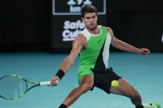 Carlos Alcaraz a écoeuré Alex De Minaur en trois sets mardi KEYSTONE/AP/Dita Alangkara
