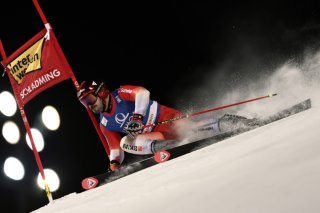Loïc Meillard a réalisé une très bonne première manche sur une piste difficile à skier. KEYSTONE/AP/Gabriele Facciotti