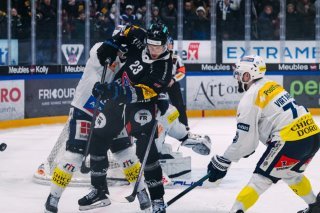 Un septième succès de rang pour Samuel Walser (au centre) et Fribourg-Gottéron. KEYSTONE/© Adrien Perritaz