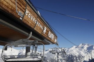 Le feu a touché un hôtel de la station de ski huppée de Courchevel en Savoie mardi soir (image d'illustration). KEYSTONE/EPA/SEBASTIEN NOGIER