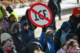 La présence de la police de l'immigration dans les rues de Minneapolis continue d'atiser les tensions, après la mort d'un deuxième manifestant. KEYSTONE/EPA/CRAIG LASSIG