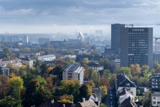 Pour ses seules activités poursuivies, Lonza, qui veut se séparer de son unité active dans les capsules, a dégagé l'an dernier des revenus de 6,53 milliards de francs, en hausse de 19,2% sur un an (archives). KEYSTONE/GEORGIOS KEFALAS