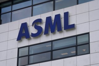 Le groupe basé à Veldhoven, dans le sud des Pays-Bas, qui compte environ 44'000 employés dans le monde, est très suivi sur les marchés, car il vend des machines de pointe pour la fabrication de semi-conducteurs, fortement demandées depuis la croissance de l'intelligence artificielle (archives). KEYSTONE/AP/Peter Dejong