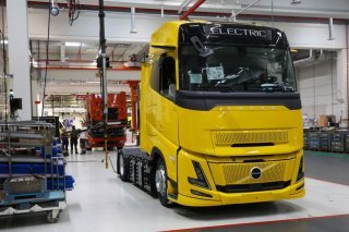 Volvo Group a vu son bénéfice net chuter à 34,7 milliards de couronnes (3,02 milliards de francs) l'an dernier, contre 50,6 milliards en 2024 (archives). KEYSTONE/EPA/OLIVIER HOSLET