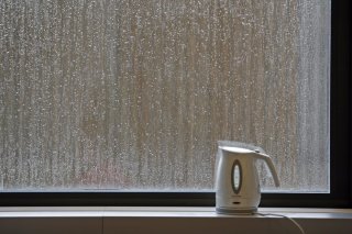 A la suite d'un problème du réseau d'eau potable, l'eau du robinet n'est plus consommable en l'état dans la commune à Satigny (GE). Elle doit être bouillie pour tous les usages domestiques (illustration). KEYSTONE/ALESSANDRO DELLA BELLA