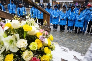 Une délégation de l'équipe italienne de ski s'est rendue à proximité du bar "Le Constellation", pour rendre hommage aux victimes du tragique incendie du Nouvel an. KEYSTONE/JEAN-CHRISTOPHE BOTT