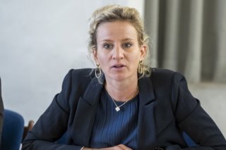L'étude mandatée par le Département de l'économie et de l'emploi (DEE) dirigé par la conseillère d'Etat genevoise Delphine Bachmann montre que la part des rémunérations inférieure au salaire minimum s'est presque réduite de moitié deux ans après le début de celui-ci (archives). KEYSTONE/MARTIAL TREZZINI