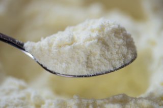 Foodwatch demande des investigations contre les entreprises impliquées dans le rappel massif de laits infantiles initié en décembre, en raison de la présence de céréulide, une toxine causée par une bactérie, dans certains lots (archives). KEYSTONE/DPA/ARMIN WEIGEL