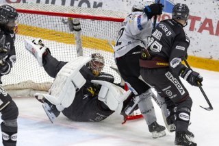 Robert Mayer (au centre) a vécu une sale soirée. KEYSTONE/MARTIAL TREZZINI