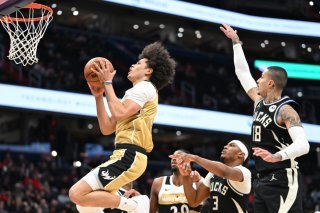 Kyshawn George (à gauche) a brillé jeudi face aux Bucks KEYSTONE/AP/John McDonnell