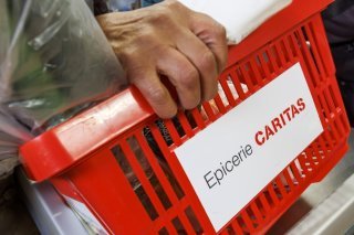 Les magasins Caritas ont vendu l'année dernière plus de marchandises que jamais auparavant. Cela montre que les conditions de vie des personnes touchées par la pauvreté continuent de se détériorer, note l'oeuvre d'entraide (archives). KEYSTONE/SALVATORE DI NOLFI