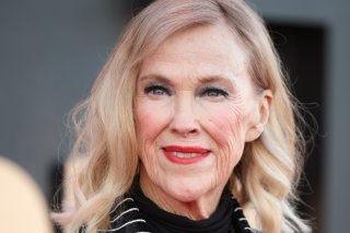 Le grand public se souvient notamment du rôle de Catherine O'Hara dans "Maman, j'ai raté l'avion". On la voit ici l'an dernier, jeune septuagénaire. KEYSTONE/EPA/ALLISON DINNER