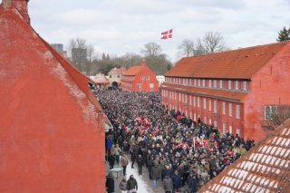 Les vétérans danois ont mené une "marche silencieuse" samedi jusqu'à l'ambassade américaine à Copenhague. Ils ont voulu exprimer le mécontentement suscité par les déclarations du président américain Trump au sujet des soldats de l'OTAN en Afghanistan. KEYSTONE/EPA/EMIL HELMS