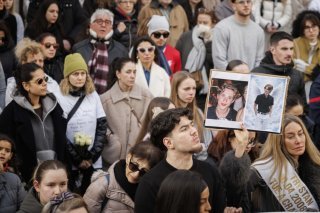 Environ un millier de personnes ont pris part samedi à la marche en hommage aux victimes de Crans-Montana. KEYSTONE/VALENTIN FLAURAUD