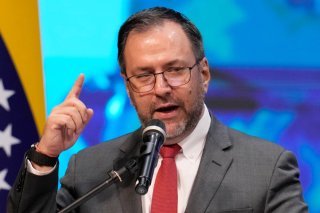 Le chef de la diplomatie vénézuélienne Yvan Gil (ci-contre) a accueilli la chargée de mission américaine, tous deux s'entretenant peu après l'arrivée de Laura Dogu à Caracas (Archives).. KEYSTONE/AP/Matias Delacroix