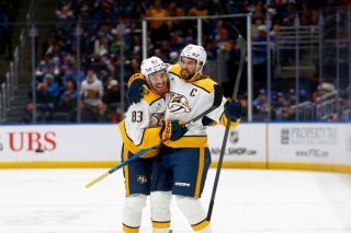 Roman Josi (à droite) est félicité par Adam Wilsby après avoir inscrit le but de la victoire KEYSTONE/AP/John Munson