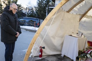 Le conseiller fédéral Martin Pfister s'est rendu à Crans-Montana (VS) pour se recueillir sur le site du mémorial dimanche, un mois après la tragédie du 1er janvier. KEYSTONE/ALESSANDRO DELLA VALLE