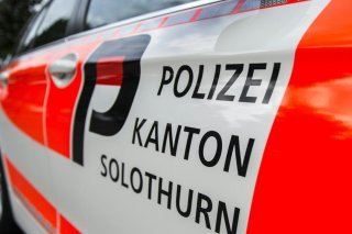 Un enfant a été grièvement blessé lors d’une collision avec une voiture à Bellach (SO) samedi. Keystone/PETER SCHNEIDER