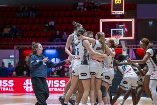 La joie des joueuses d'Elfic, qui ont offert à leur club la 10e SBL Cup de son histoire KEYSTONE/MARTIAL TREZZINI