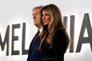 Le documentaire Melania, à la première duquel on voit arriver le couple présidentiel jeudi dernier, entre au box-office à la 3e place. KEYSTONE/AP/Jose Luis Magana