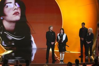 Finnea (à g.) et Billie Eilish ont reçu la distinction de "chanson de l'année" pour le titre "Wildflower". KEYSTONE/AP/Chris Pizzello