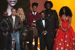 Kendrick Lamar et SZA (au premier plan) ont reçu la distinction de l'enregistrement de l'année. KEYSTONE/AP/Chris Pizzello