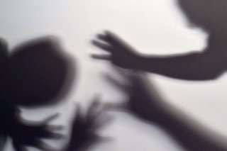 Une étude de l'Université de Zurich montre pour la première fois comment l'agressivité physique envers les parents évolue chez les jeunes (image symbolique). KEYSTONE/DPA/MAURIZIO GAMBARINI