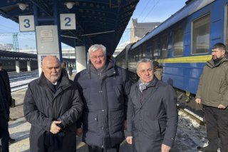 Le ministre ukrainien des affaires étrangères Andrij Sybiha (au centre) a accueilli Ignazio Cassis (à droite) et le secrétaire général de l'OSCE Feridun Sinirlioğlu (à gauche) à Kiev. KEYSTONE/EDA/NICOLAS BIDEAU