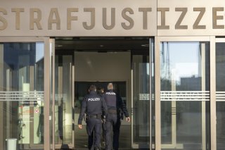 Un Suisse de 19 ans accusé d'avoir poignardé un jeune de 15 ans en juin 2024 près d'une école à Aesch (BL) comparaît lundi devant la cour pénale de Bâle-Campagne, à Muttenz (archives). KEYSTONE/URS FLUEELER