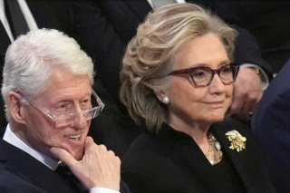 Bill et Hillary Clinton dénoncent une procédure aux pures motivations politiques (archives). KEYSTONE/AP/Jacquelyn Martin