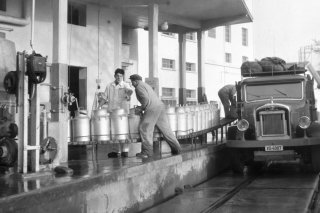 L'usine Nestlé d'Orbe (VD) est en activité depuis 1901. (Image d'archive, 1946) KEYSTONE/PHOTOPRESS-ARCHIV/WALTER STUDER