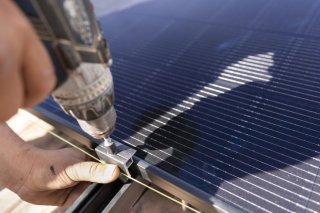 La nouvelle loi vaudoise sur l'énergie obligera à poser des panneaux solaires pour les nouveaux bâtiments, mais seulement en cas de rénovation pour ceux existants, et avec finalement la suppression d'un délai à 2039 (photo symbolique). Keystone/GAETAN BALLY