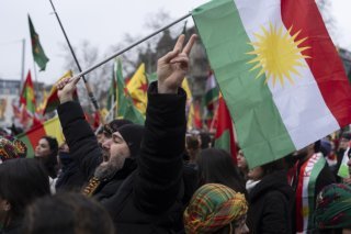 De nombreuses manifestations en faveur du Kurdistan syrien, appelé Rojava par les Kurdes, ont eu lieu ces dernières semaines, comme ici à Zurich (archives). KEYSTONE/CLAUDIO THOMA