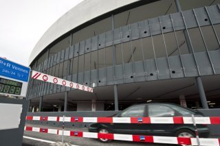 Le parking relais P+R de Vennes sur les hauts de Lausanne avait vu sa capacité augmenter de 400 à 1200 places en 2010 (archives). KEYSTONE/LAURENT GILLIERON