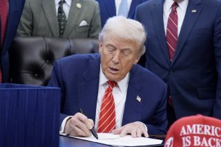 Donald Trump s'est félicité d'une "grande victoire pour le peuple américain" en signant le décret mettant fin à la paralysie budgétaire. KEYSTONE/EPA/YURI GRIPAS / POOL