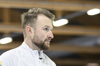 Yannick Schwaller et son épouse Briar Schwaller-Hürlimann entrent en scène mercredi soir à Cortina KEYSTONE/EPA COMPIC/KIMMO BRANDT