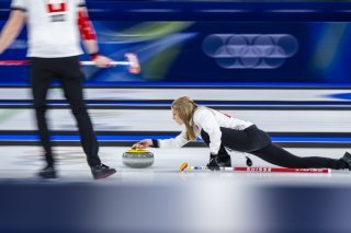 Briar Schwaller-Hürlimann a été décisive sur la dernière pierre du match. KEYSTONE/JEAN-CHRISTOPHE BOTT