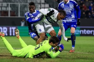 Karlo Letica (au sol) a multiplié les parades pour permettre au LS d'être en position favorable avant le match retour. KEYSTONE/EPA/MARTIN DIVISEK