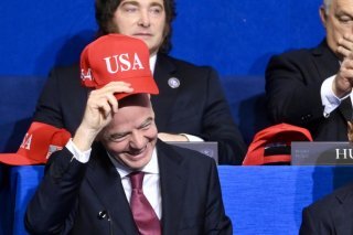 Gianni Infantino était assis devant Javier Millei et Viktor Orban. KEYSTONE/EPA/ALESSANDRO DI MEO