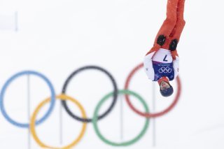 La tête en bas, Noé Roth a décroché sa première médaille olympique. KEYSTONE/MICHAEL BUHOLZER