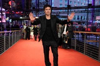 Ilker Catak reçoit l'Ours d'or du meilleur film pour "Yellow Letters". KEYSTONE/AP/Ebrahim Noroozi