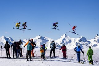 Les skieurs en action lors de l'édition 2025 des épreuves de Veysonnaz