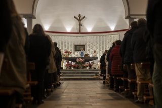 Des centaines de personnes assistent dimanche à Crans à une messe présidée par l'évêque de Sion, Mgr Jean-Marie Lovey