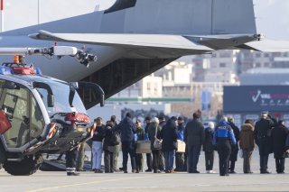 De premiers corps de victimes rapatriés depuis l'aéroport de Sion.
