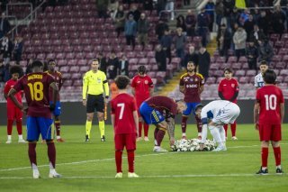 À Genève, les deux capitaines ont déposé une gerbe de fleurs dans le rond central.