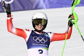 La joie de Camille Rast après sa performance sur le slalom des Jeux Olympiques 2026