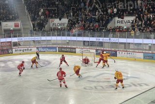 Les Sierrois, en plein rush offensif, lors du derby contre Viège