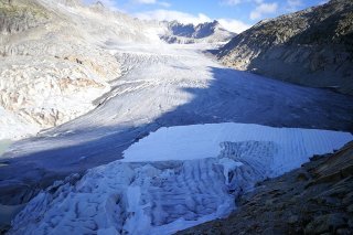 Le fond du glacier du Rhône peu après la mise en place des bâches sur et autour de la grotte glaciaire en septembre 2018