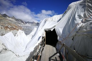 L'entrée de la grotte glaciaire peu après la mise en place des bâches en septembre 2018